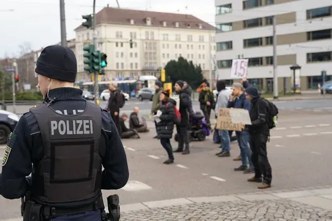 Straßenblockade in Dresden (Archivbild): Die Protestform ist legal.