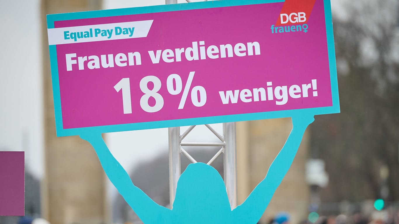 Equal Pay Day 2024: Frauen in Deutschland haben im vergangenen Jahr pro Stunde durchschnittlich 18 Prozent weniger verdient als Männer.