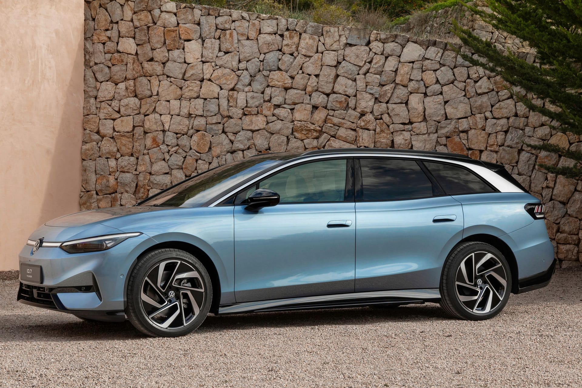 Bislang größer Elektro-VW: Der ID.7 Tourer ist genau wie die Limousine 4.96 Meter lang und hat einen Radstand von drei Metern.