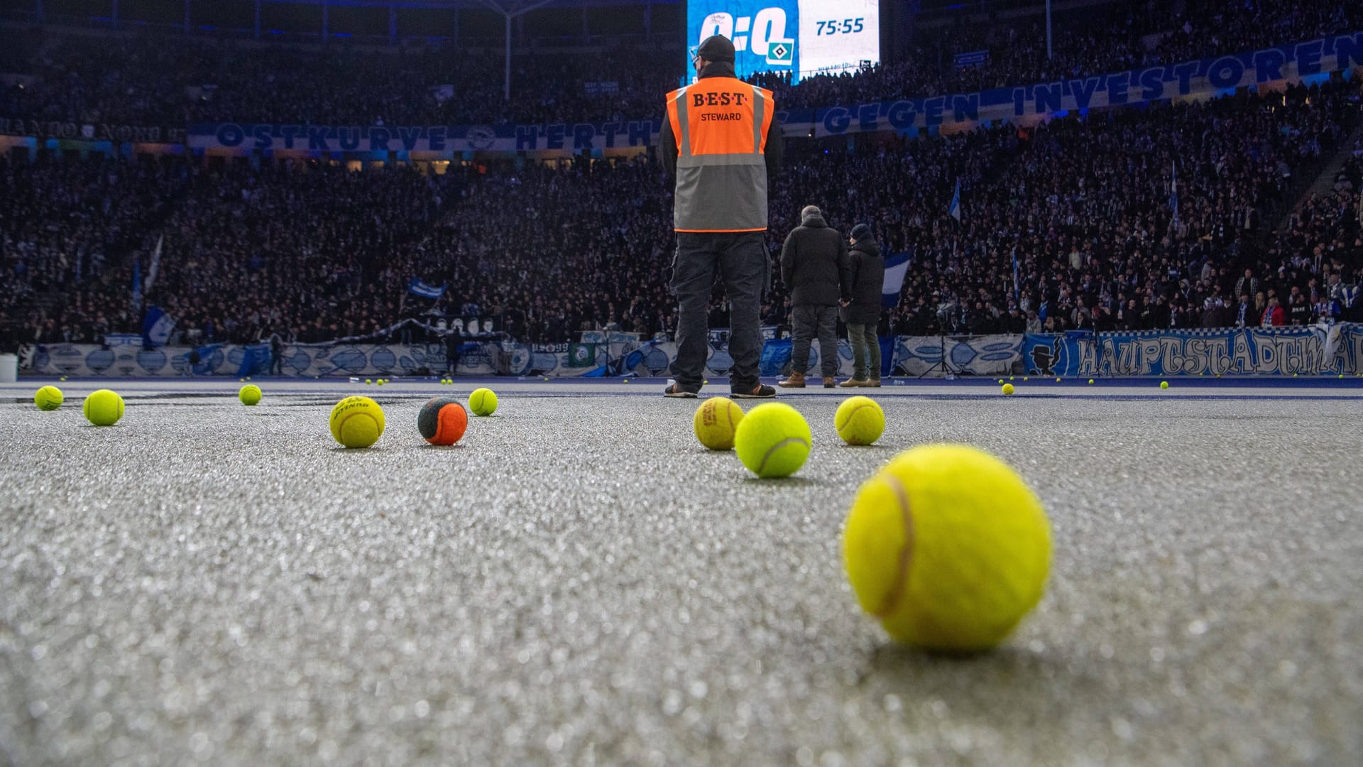 Tennisbälle am Rande des Zweitligaspiels in Berlin: Fan-Proteste gegen die DFL.