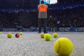 Tennisbälle am Rande des Zweitligaspiels in Berlin: Fan-Proteste gegen die DFL.