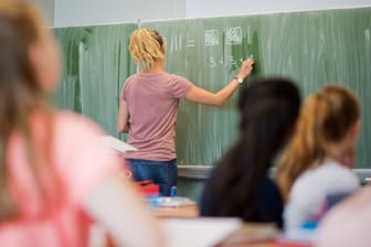 Lehrerin in der Schule (Symbolbild): Mitte Juli 2023 erhob die Staatsanwaltschaft Koblenz Anklage beim Amtsgericht Montabaur gegen die Frau.