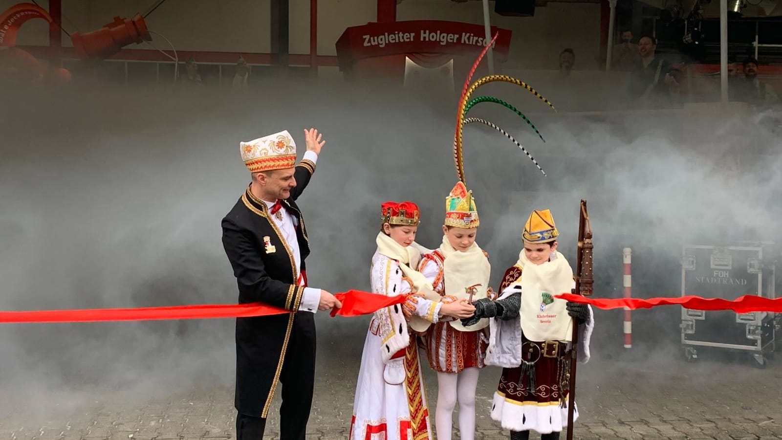 Im Beisein von Zugleiter Holger Kirsch gab das Kinder-Dreigestirn die Halle zur Besichtigung frei.