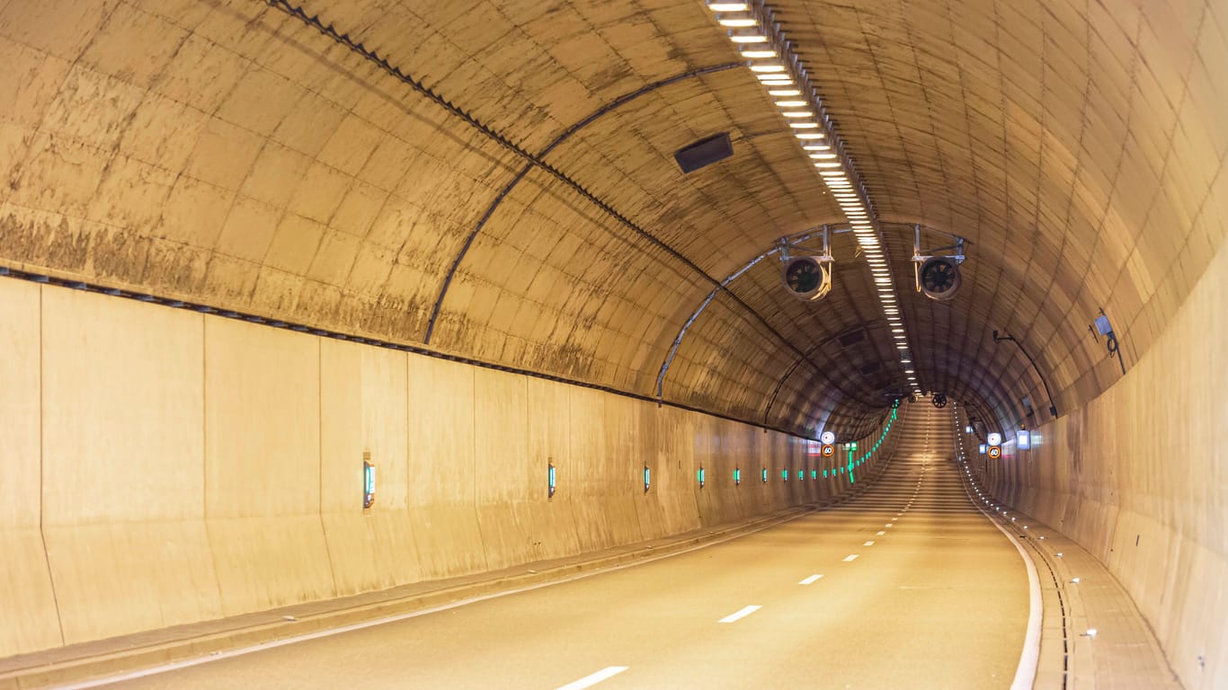 Der Wesertunnel bei Dedesdorf (Archivbild): Der Autofahrer verursachte durch seinen Unfall eine lange Sperrung.