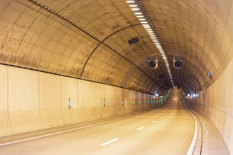Der Wesertunnel bei Dedesdorf (Archivbild): Der Autofahrer verursachte durch seinen Unfall eine lange Sperrung.