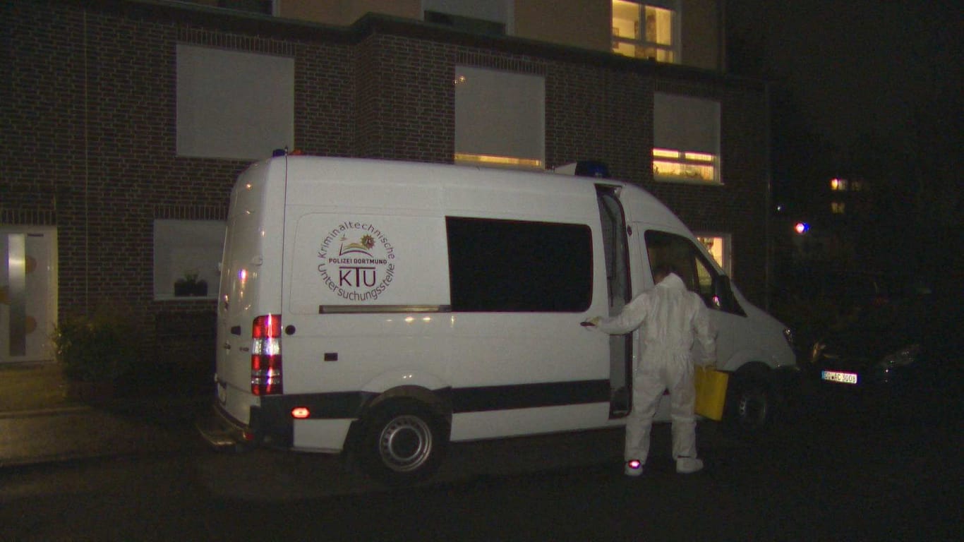 Kriminaltechniker am Tatort in Schüren: Mit weißen Anzügen fuhren die Kriminaltechniker vor.