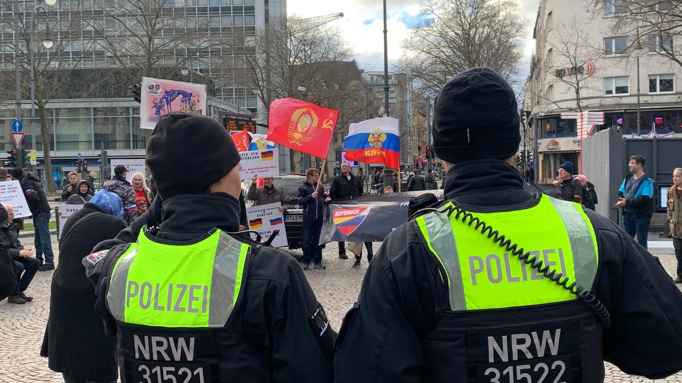 Polizisten vor der Pro-russischen Kundgebung