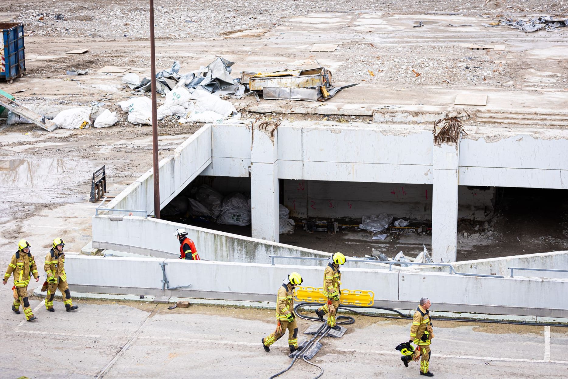 Hannover: Ein Bauarbeiter ist auf einer Großbaustelle im Stadtteil Mitte von einer Betonplatte verschüttet worden. Er konnte nur noch tot geborgen werden.