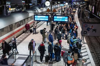 Reisende am Hamburger Hauptbahnhof (Archivbild): In den Osterferien kommt es wegen Bauarbeiten zu vielen Zugausfällen.