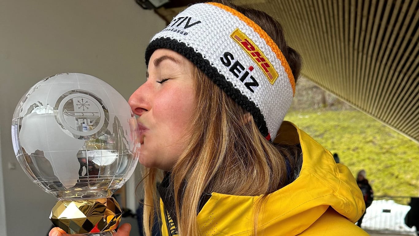 Julia Taubitz küsst ihren Pokal.