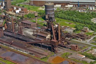 Ein Blick auf das Bremer Stahlwerk (Archivbild): Hier soll bald klimaneutral produziert werden.