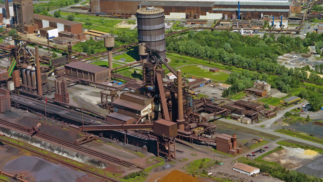 Ein Blick auf das Bremer Stahlwerk (Archivbild): Hier soll bald klimaneutral produziert werden.