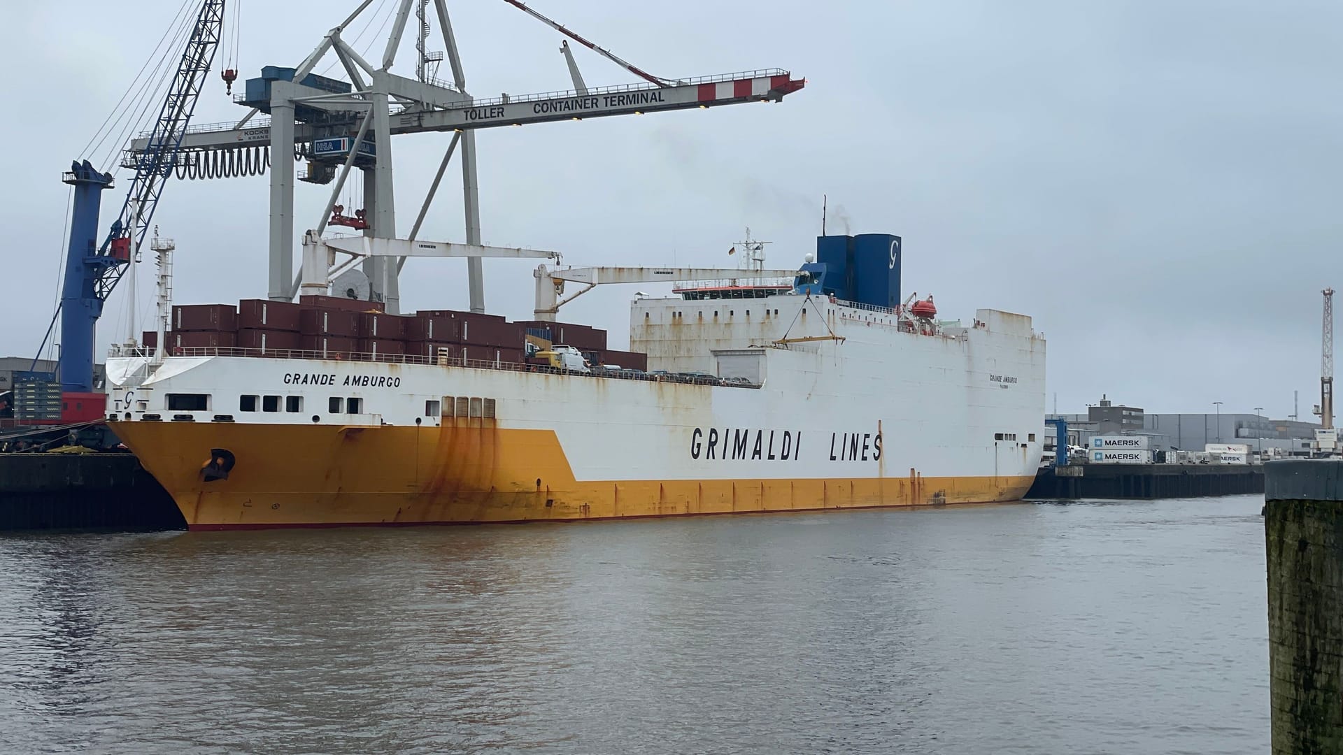 Die "Grande Amburgo" der Reederei Grimaldi Lines im Hamburger Hafen: Neben Autos war Kokain an Bord.