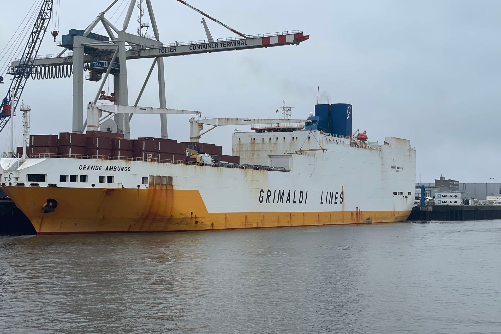 Die "Grande Amburgo" der Reederei Grimaldi Lines im Hamburger Hafen: Neben Autos war Kokain an Bord.