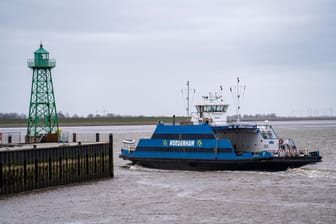 Ein Fährschiff der Weserfähre: Die Stahldalben am Ufer müssen erneuert werden.