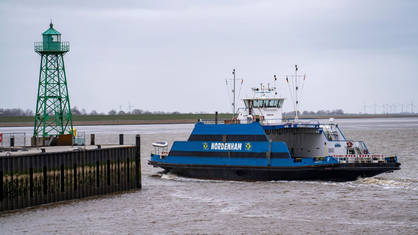 Ein Fährschiff der Weserfähre: Die Stahldalben am Ufer müssen erneuert werden.