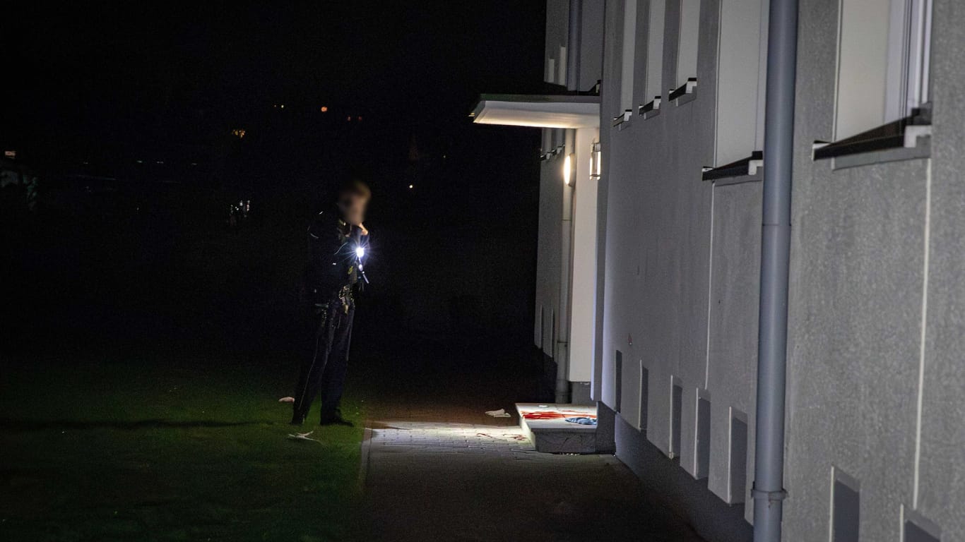 Angriff vor einem Mehrfamilienhaus in Essen: Das Opfer muss im Krankenhaus behandelt werden.