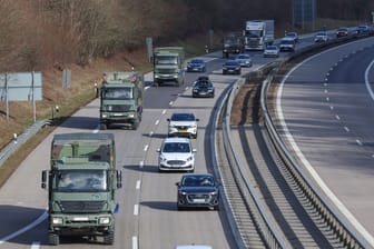 Bundeswehrfahrzeuge fahren einer Autobahn (Symbolfoto): In Niedersachsen könnte es bis einschließlich Montag, 19. Februar, voll werden.