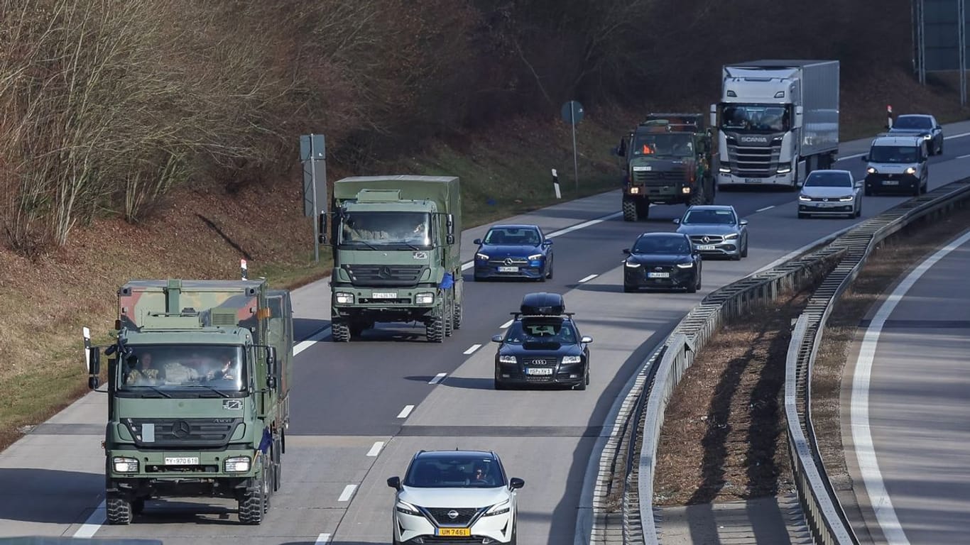 Bundeswehrfahrzeuge fahren einer Autobahn (Symbolfoto): In Niedersachsen könnte es bis einschließlich Montag, 19. Februar, voll werden.