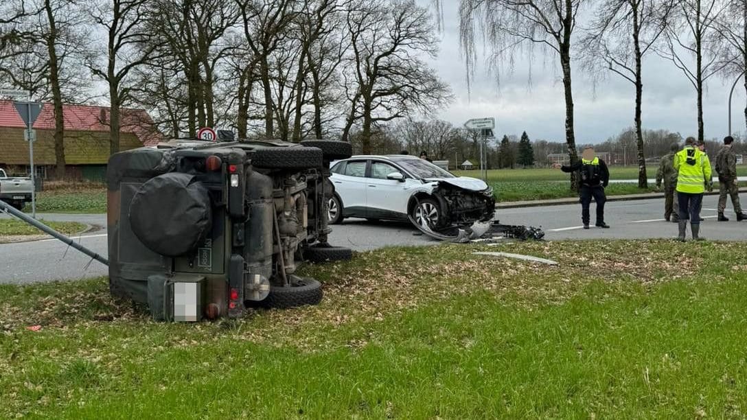 Der Geländewagen wurde im Nachgang von einem Kran der Bundeswehr wieder aufgerichtet und zur Kaserne gebracht.