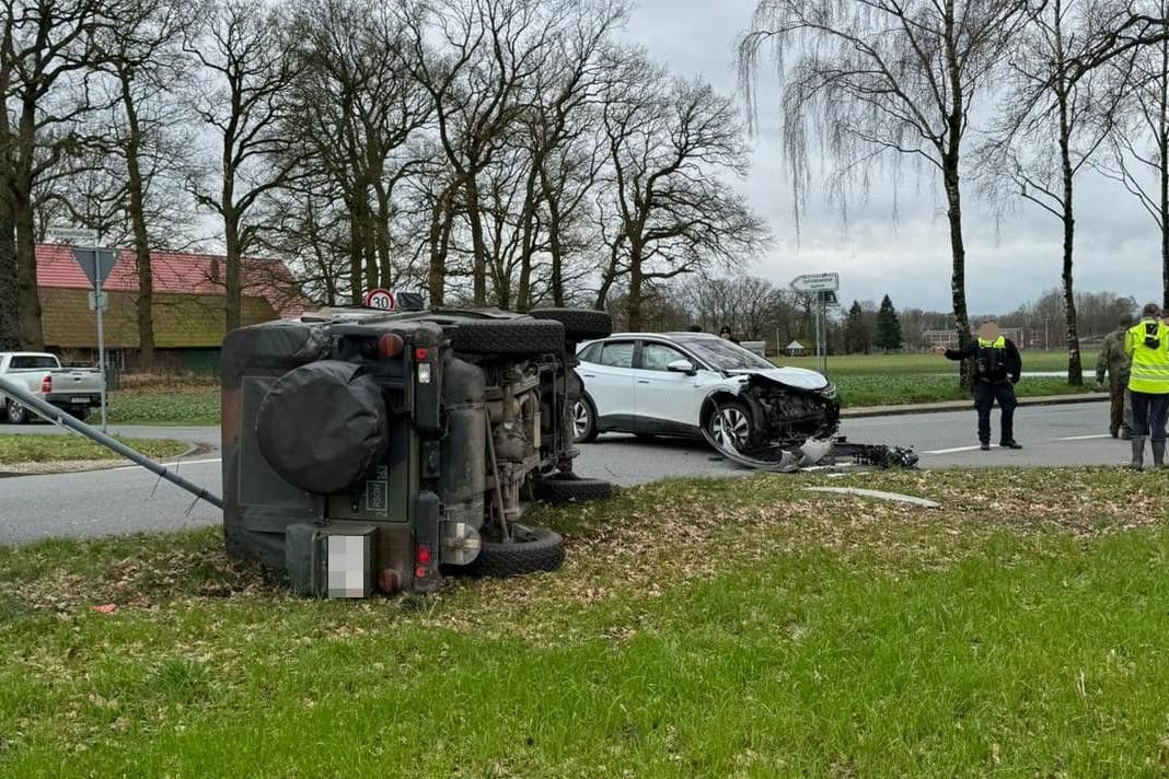 Der Geländewagen wurde im Nachgang von einem Kran der Bundeswehr wieder aufgerichtet und zur Kaserne gebracht.