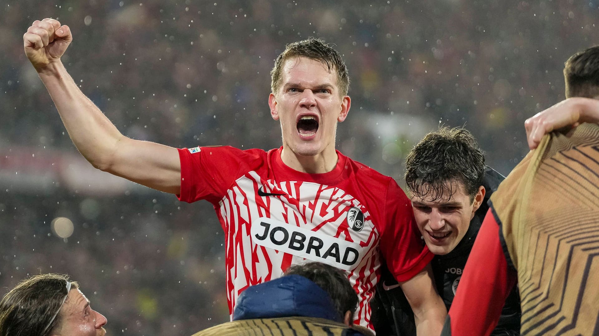 Matthias Ginter jubelt: Mit dem SC Freiburg steht er im Achtelfinale der Europa League.