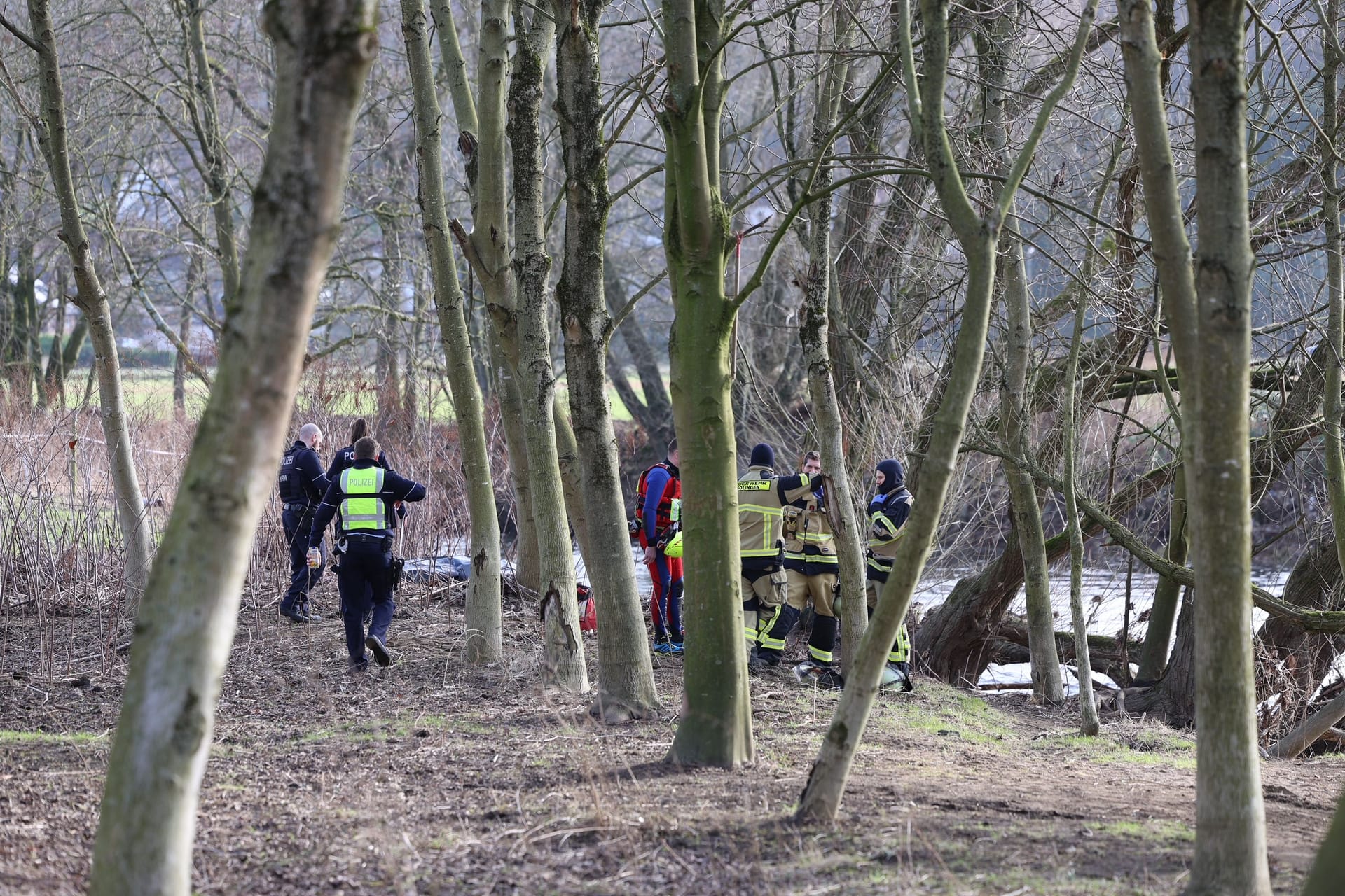 Polizei und Feuerwehr am Fundort: Eine Zeuge hatte die Einsatzkräfte alarmiert.