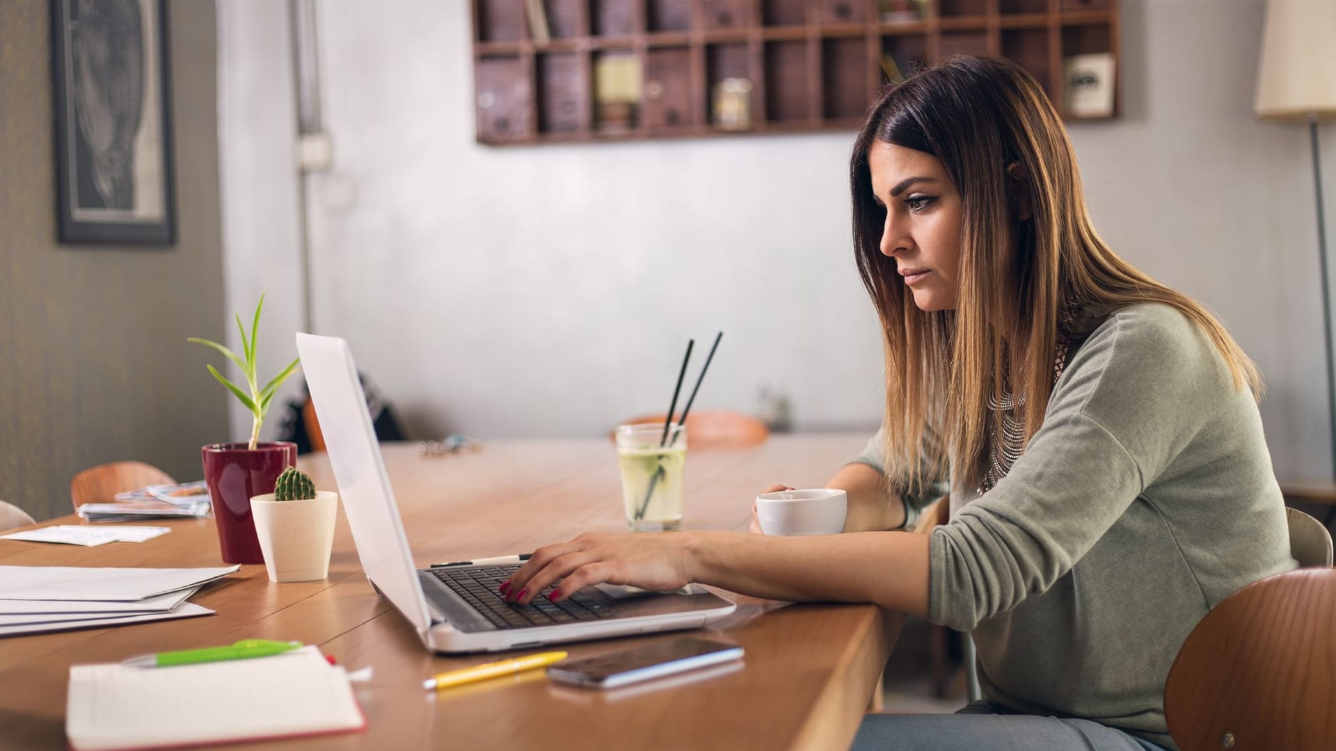 Ein Extra-Tag im Büro: Arbeitnehmer sind im Februar 2024 mehr gefordert als in anderen Jahren.