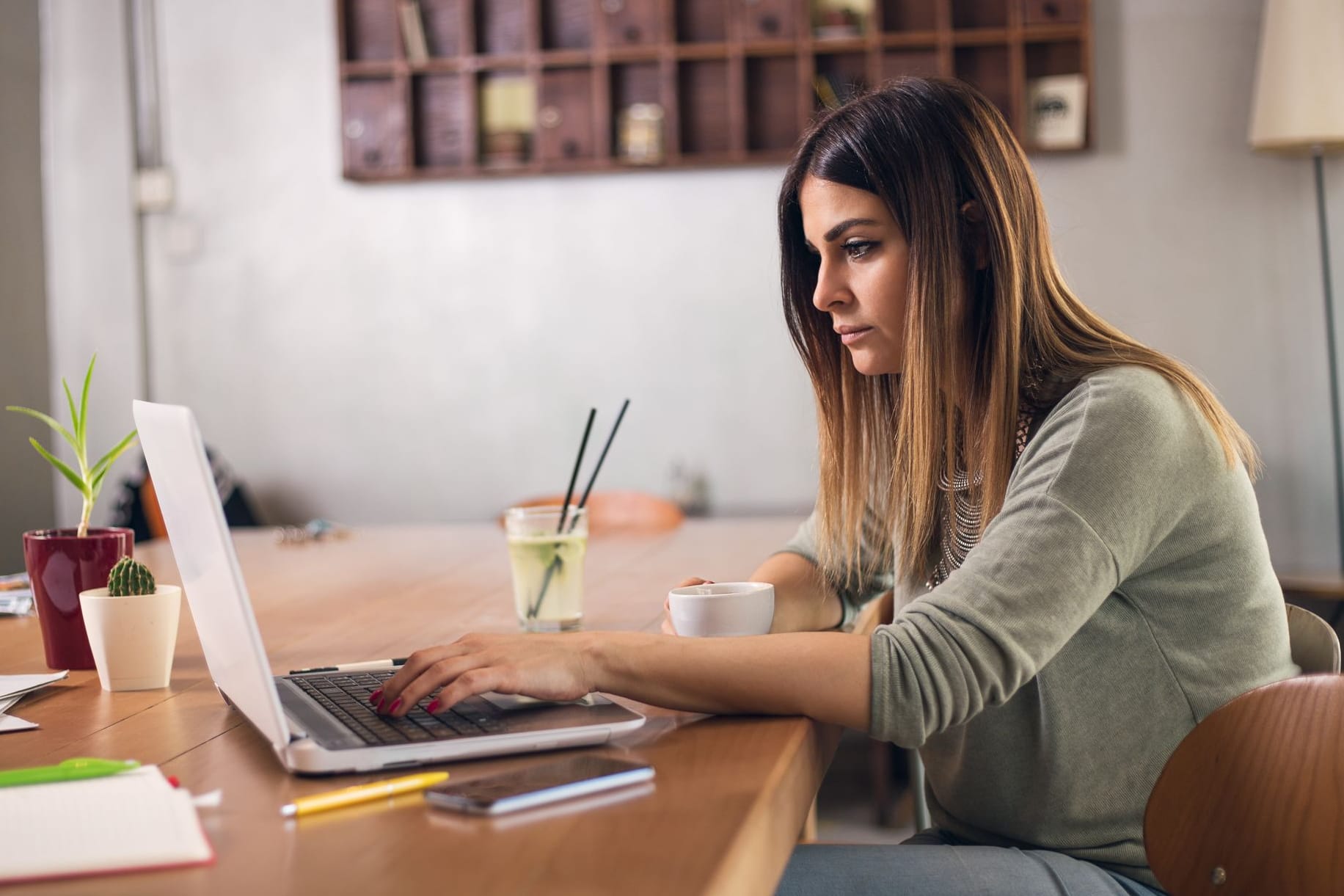 Ein Extra-Tag im Büro: Arbeitnehmer sind im Februar 2024 mehr gefordert als in anderen Jahren.