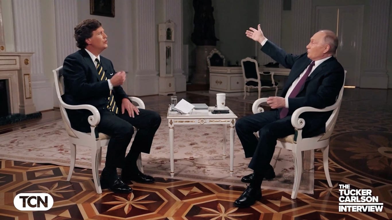 Wladimir Putin mit Tucker Carlson: Die Wahrheit blieb auf der Strecke.