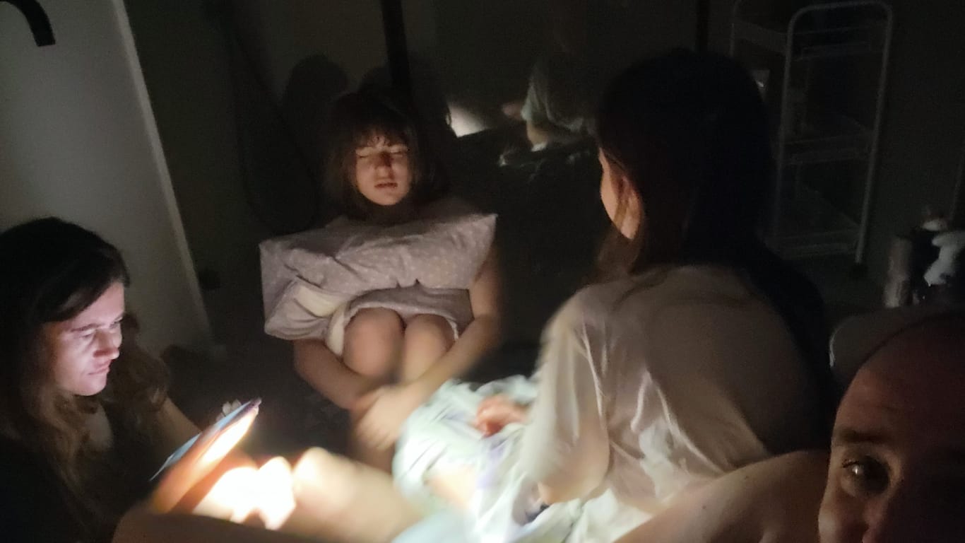Marysia und Alex mit ihren Kindern in einem Bunker in Kiew: Warten, bis die Gefahr vorbei ist.