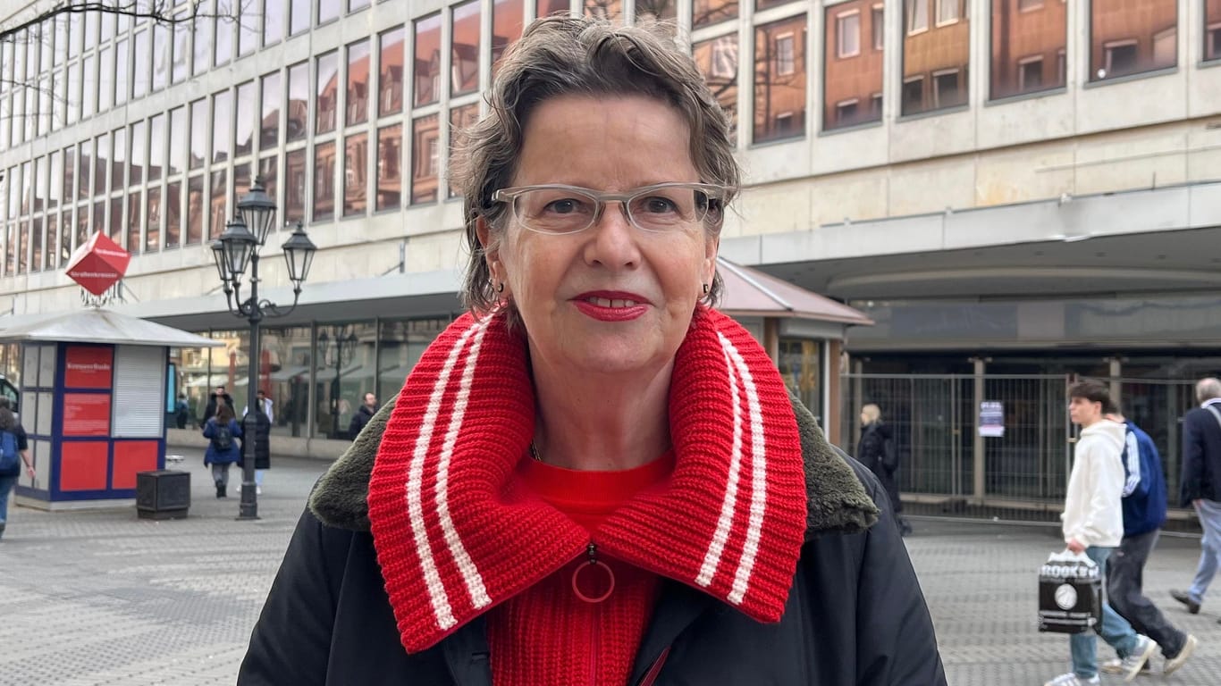 Christine Kayser vor dem leerstehenden Kaufhof: Die Fraktionsvorsitzende der SPD im Stadtrat sagt, viele Nürnberger verbünden den Kaufhof mit ihrer Kindheit und dem Wirtschaftswunder.