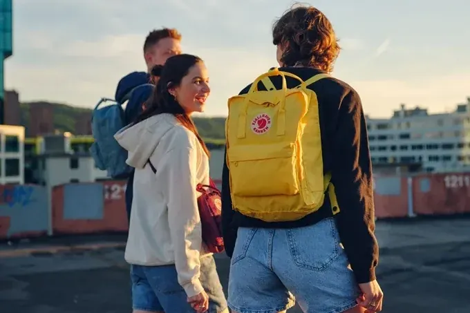 Sale bei SportScheck: Sichern Sie sich den Kånken Unisex-Rucksack von Fjällräven mit Extra-Rabatt jetzt radikal reduziert im Angebot. (Symbolbild)