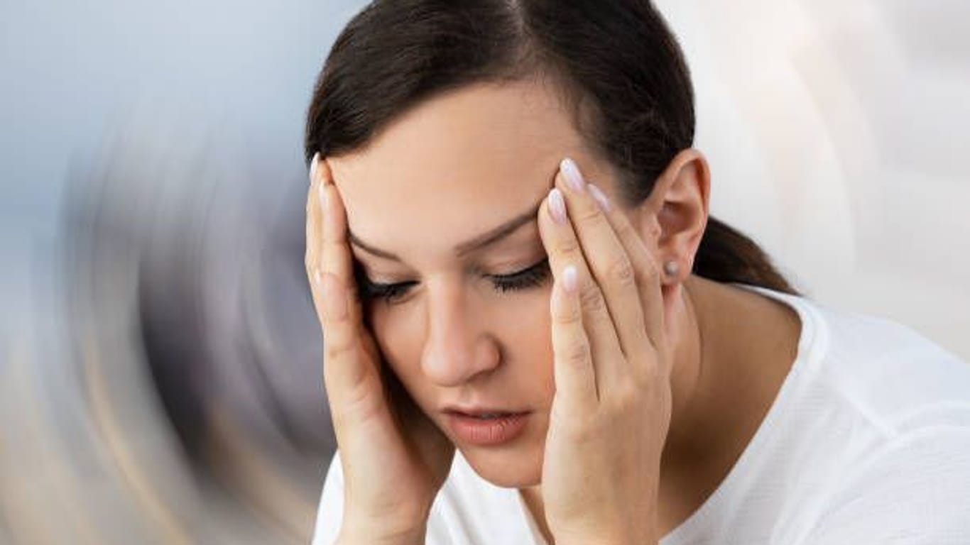Schwindelgefühl: Betroffene des Eigenbrauer-Syndroms leiden unter Symptomen der Trunkenheit.