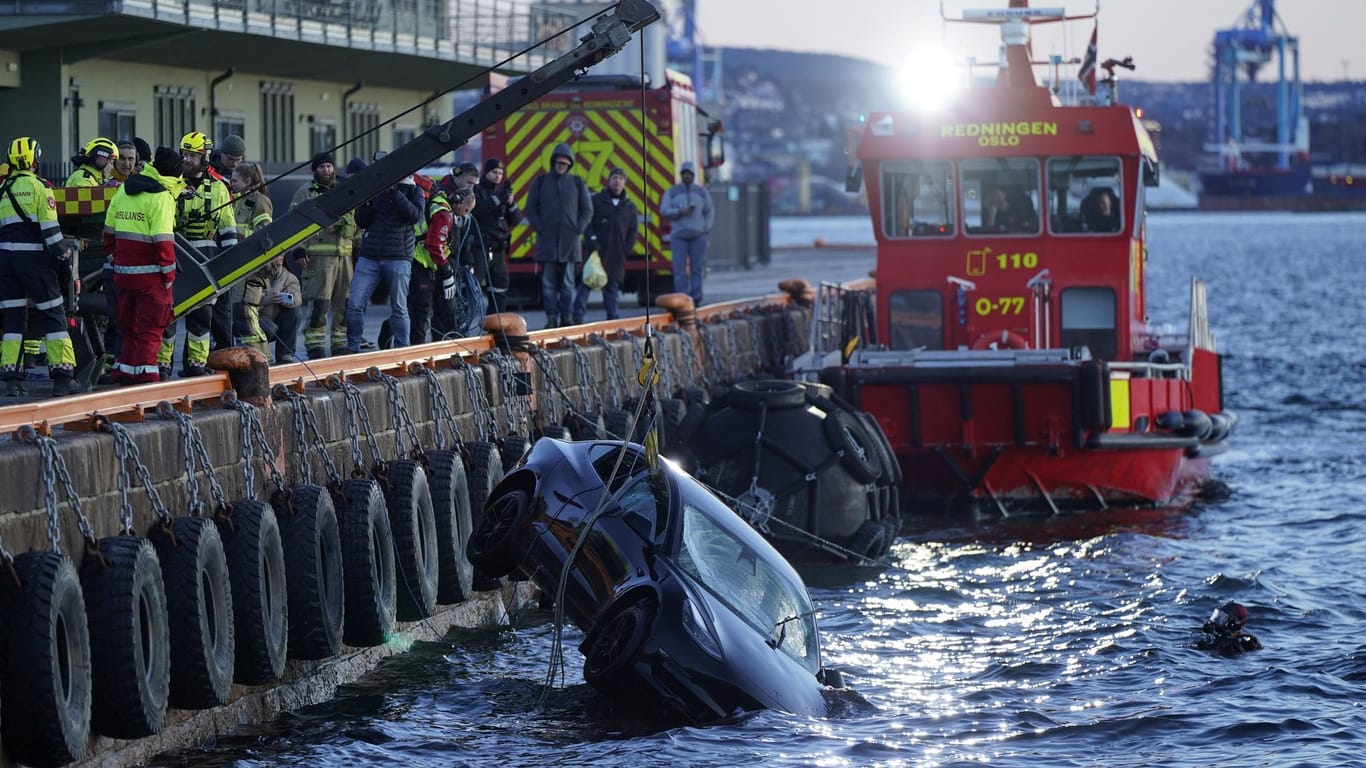 Einsatzkräfte retten Auto aus einem Osloer Fjord: Zwei Menschen sind mit ihrem Tesla ins Wasser gestürzt.