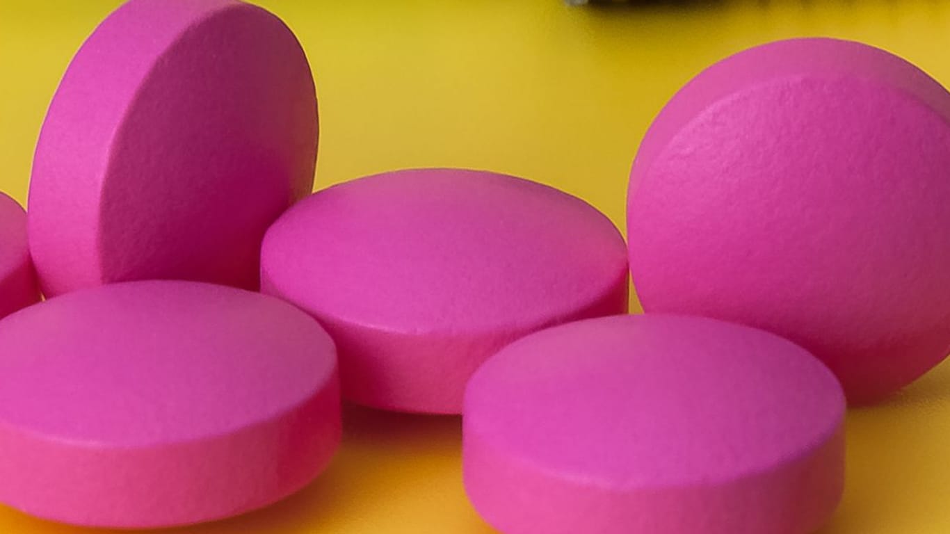 Pinke Pillen (Symbolbild): Die Droge wird in Pulver- und Tablettenform verkauft.