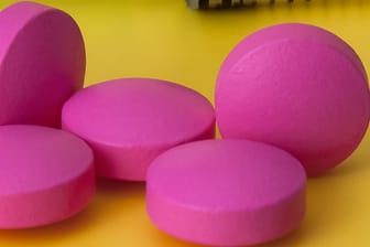 Pinke Pillen (Symbolbild): Die Droge wird in Pulver- und Tablettenform verkauft.