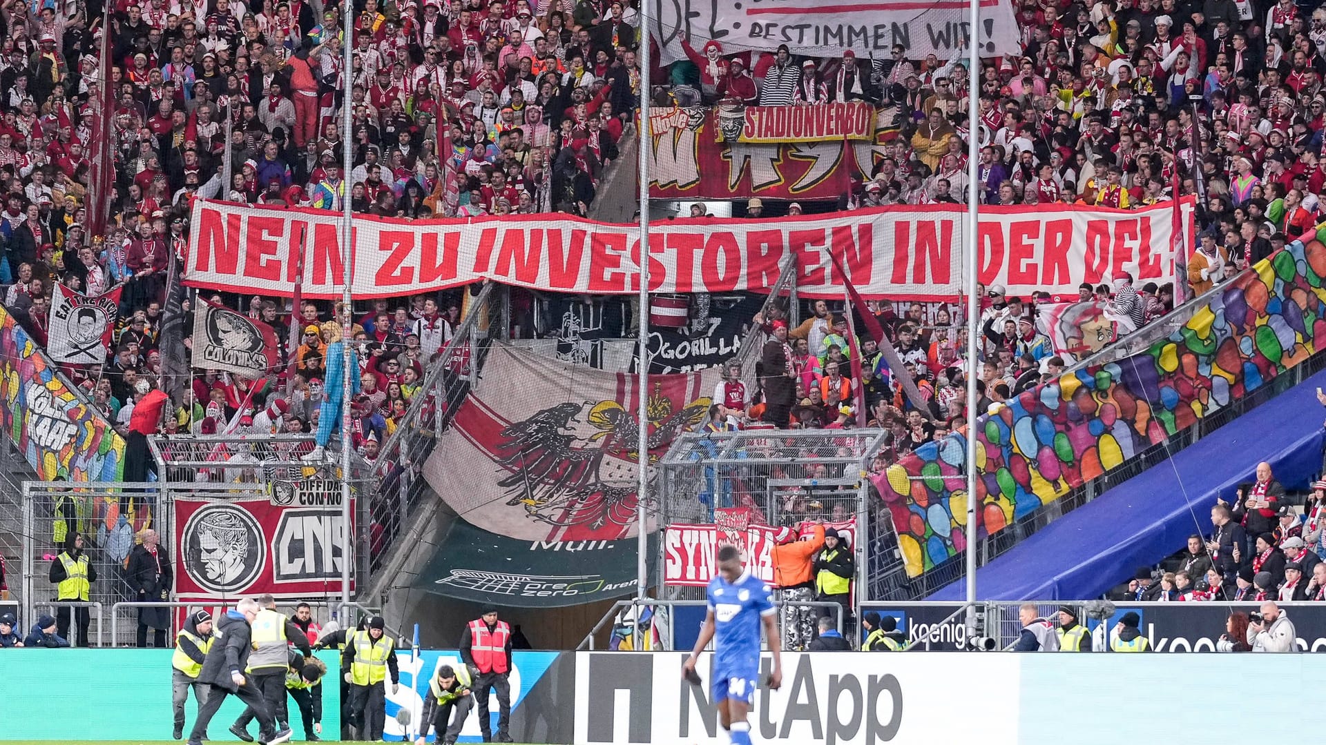 Zuletzt gab es vermehrt Proteste: Die Fans vom 1. FC Köln zeigten in der Fankurve ein Banner. Zuletzt gab es vermehrt Proteste: Die Fans vom 1. FC Köln zeigten in der Fankurve ein Banner.
