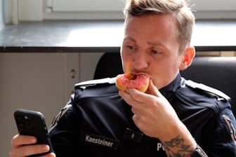 Ein hannoverscher Polizist mit einem Donut: Die Direktion nimmt sich selbst auf die Schippe.