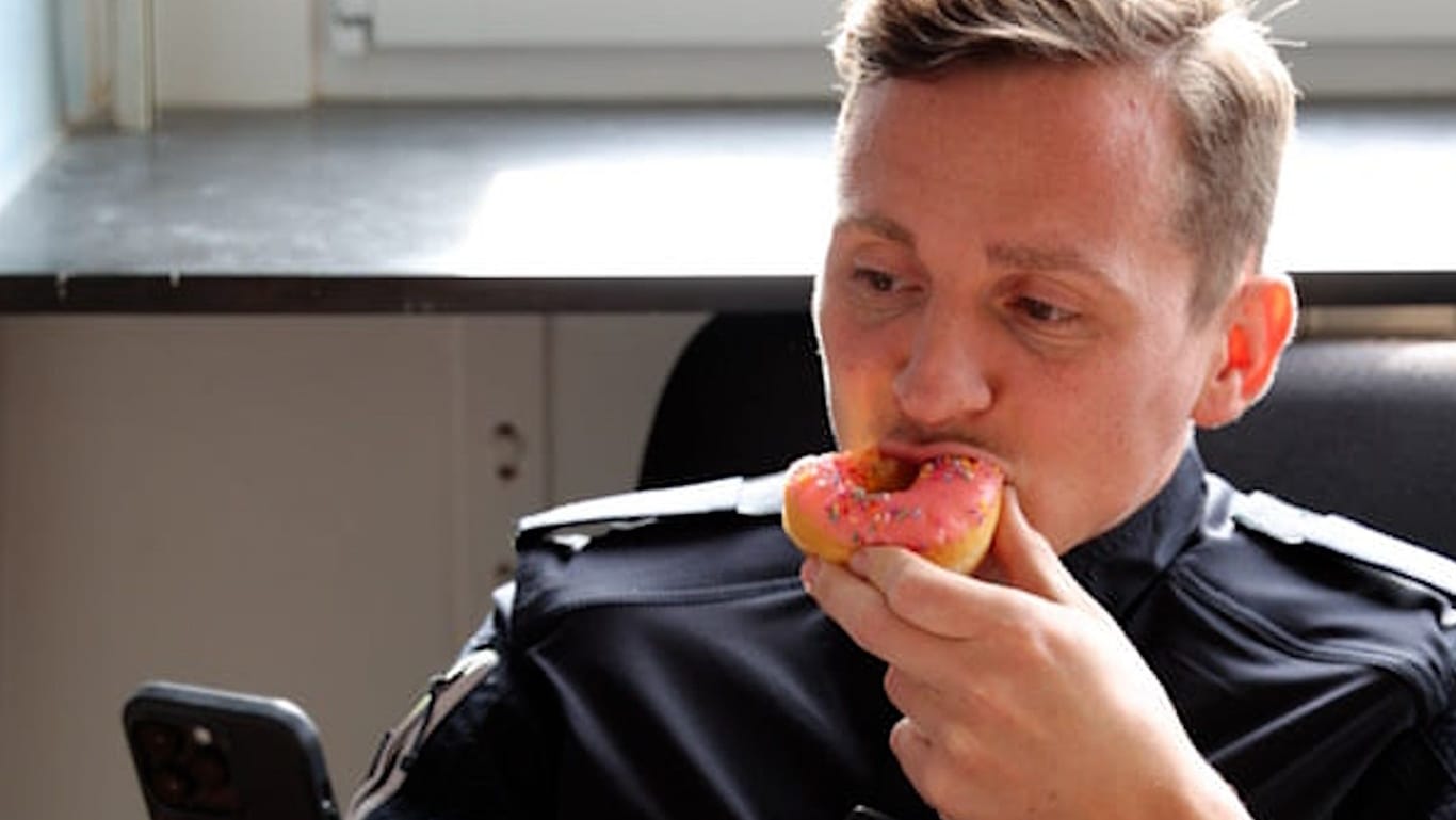 Ein hannoverscher Polizist mit einem Donut: Die Direktion nimmt sich selbst auf die Schippe.