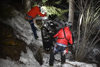 Ein Rettungsteam arbeitet an der Unglücksstelle nach einem nächtlichen Unfall mit einem Motorschlitten: Zwei Deutsche sind in Österreich schwer verunglückt.