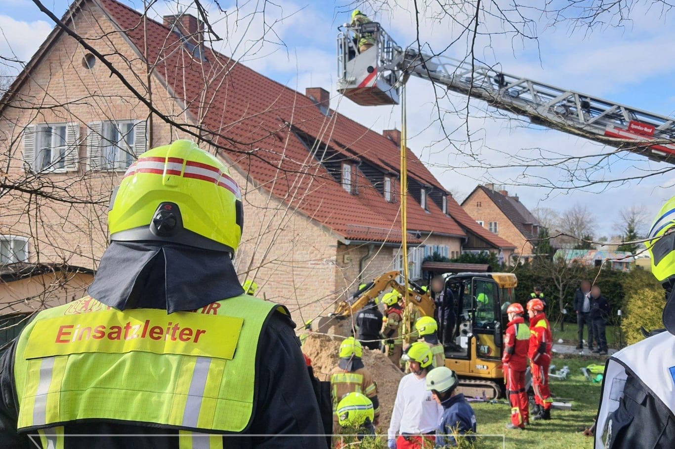 Feuerwehrleute bei der Rettung des Mannes in Staaken: Insgesamt waren 48 Einsatzkräfte an der Rettung beteiligt.