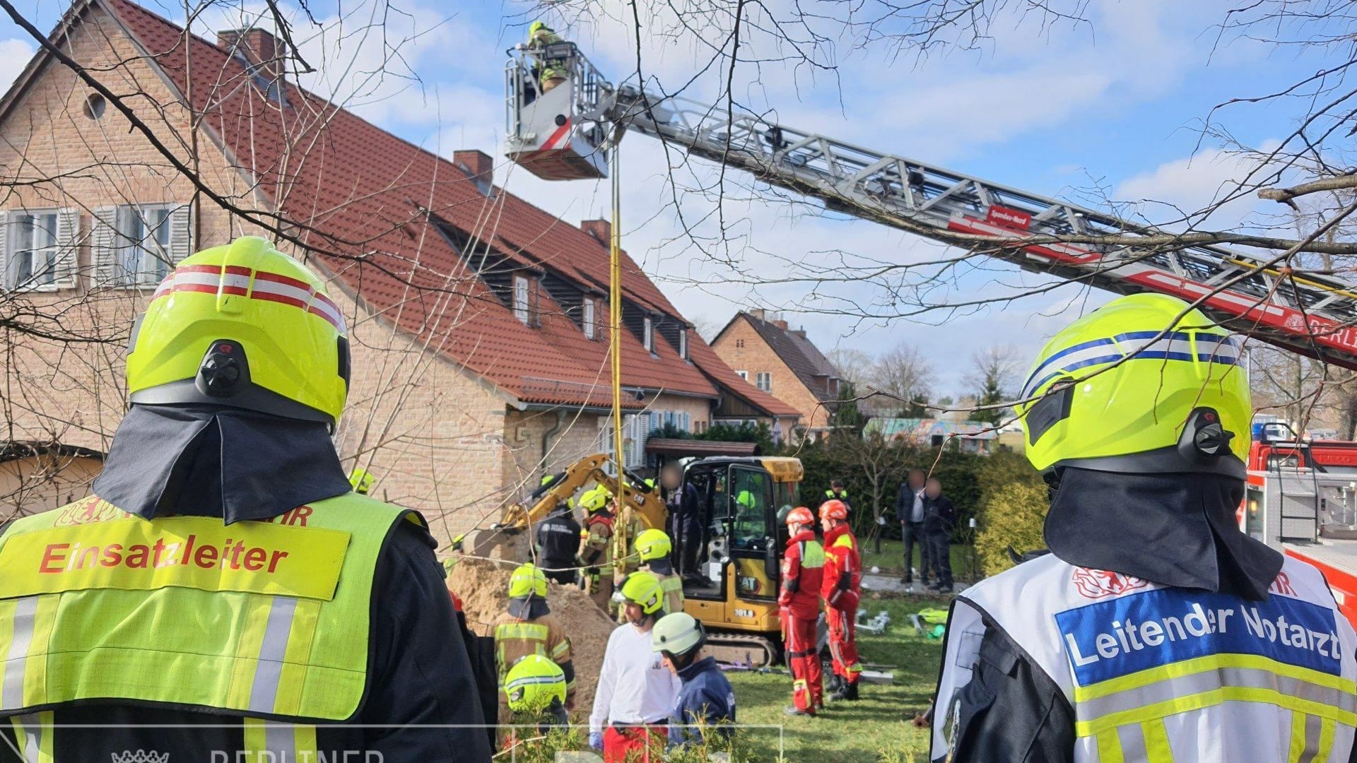 Feuerwehrleute bei der Rettung des Mannes in Staaken: Insgesamt waren 48 Einsatzkräfte an der Rettung beteiligt.