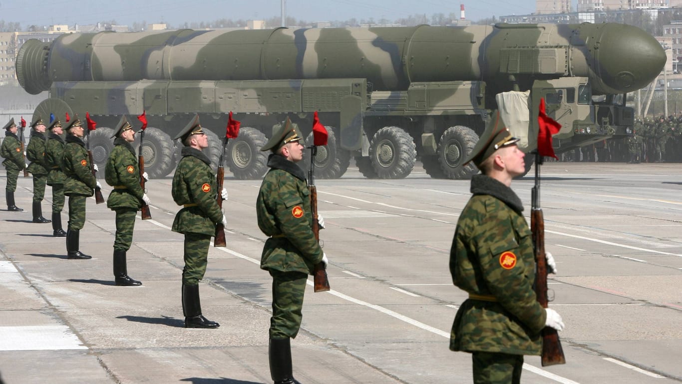 Soldaten stehen in Moskau vor einer Interkontinentalrakete (Archivbild): Russlands Schwelle zum Einsatz von Atomwaffen könnte niedriger sein als gedacht.