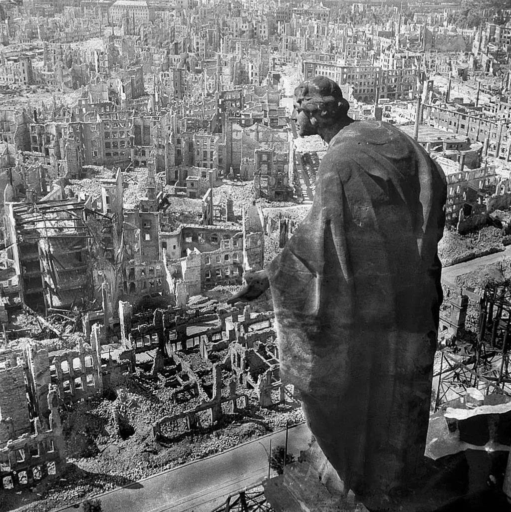 Blick vom Rathausturm auf das zerstörte Dresden.