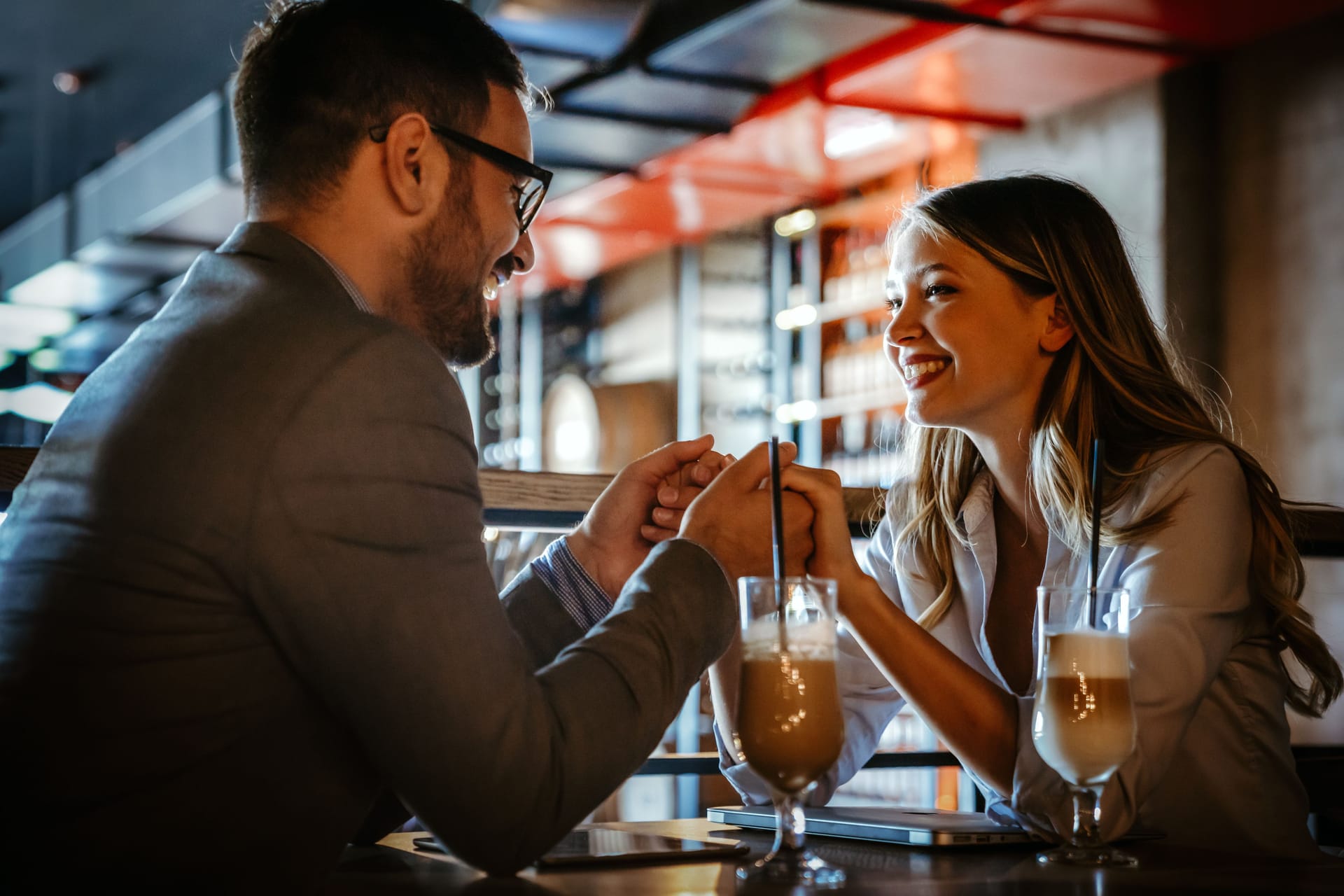 Romantisches Date (Symbolbild): In Nürnberg bieten sich verschiedene Lokale für den Valentinstag an.