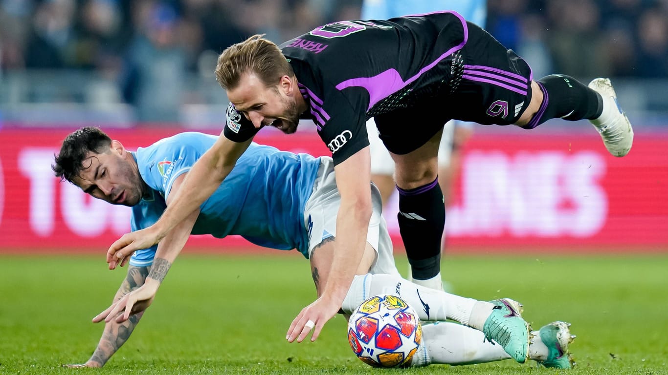 Alessio Romagnoli (l.) bringt Harry Kane zu Fall: Der FC Bayer verlor das Hinspiel bei Lazio.