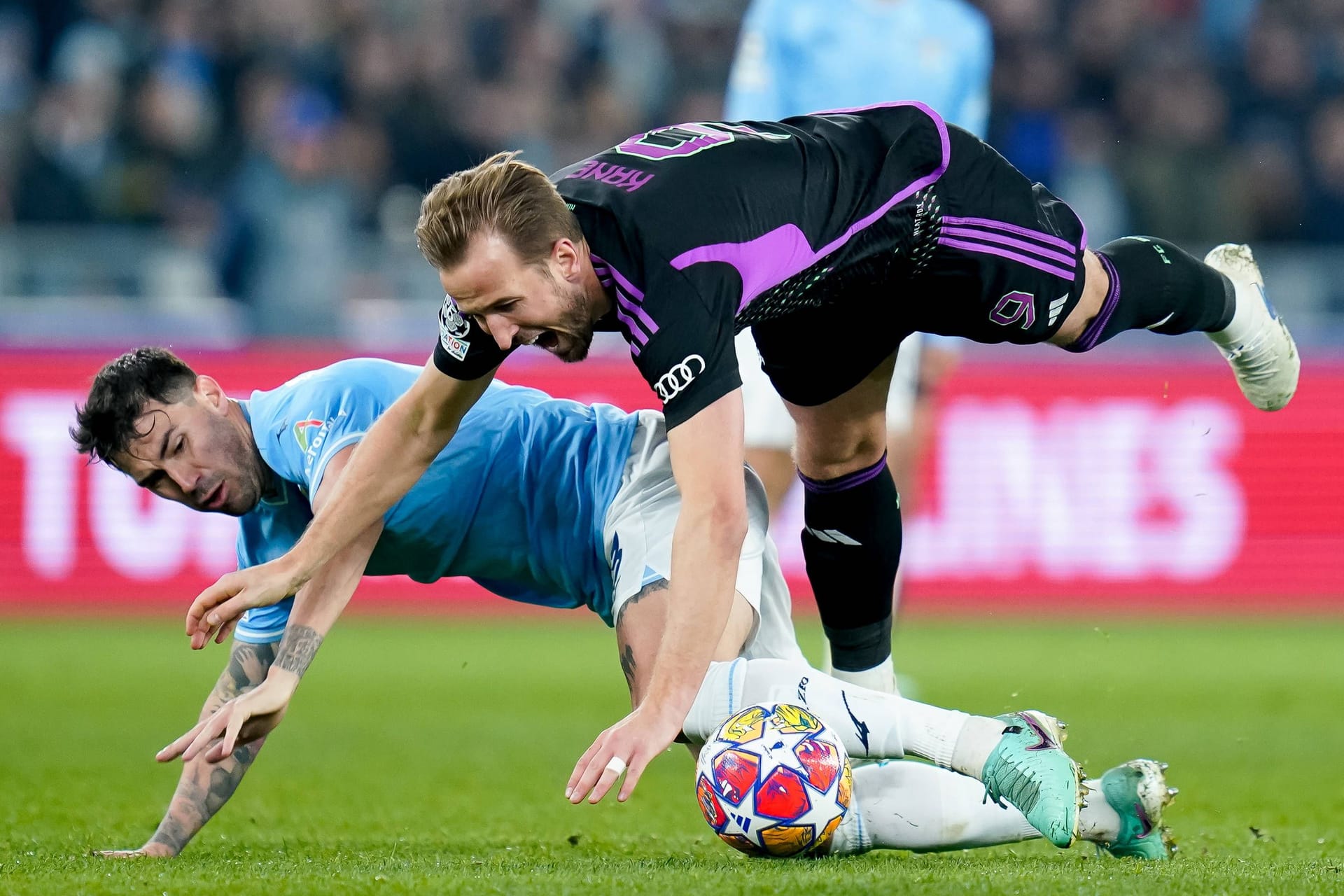 Alessio Romagnoli (l.) bringt Harry Kane zu Fall: Der FC Bayer verlor das Hinspiel bei Lazio.