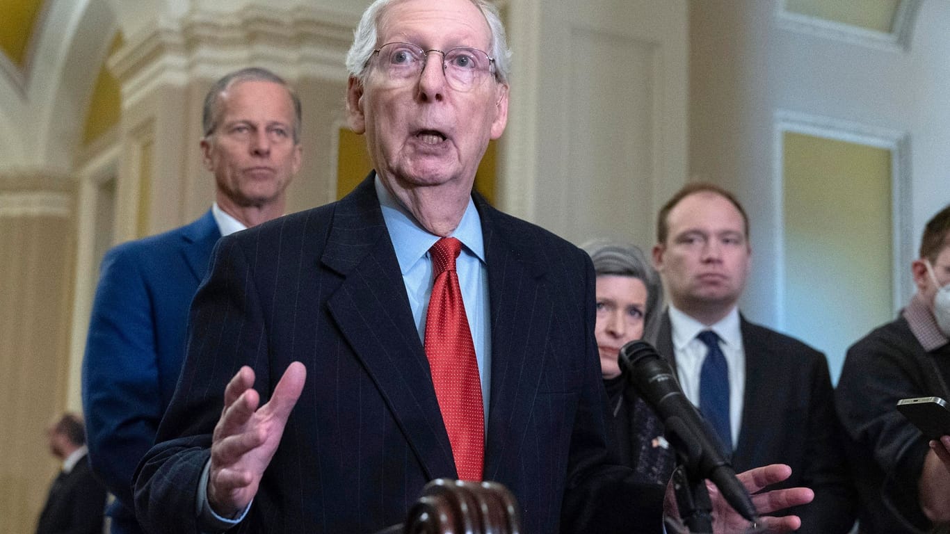 Der Republikaner Mitch McConnell (Archivbild) will keine Haushaltssperre riskieren – und stellt sich damit gegen Trump.