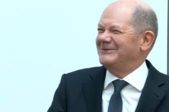 Olaf Scholz bringt Saal bei Pressekonferenz zum Lachen